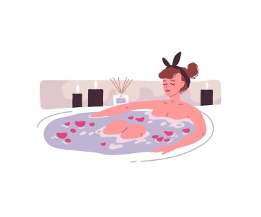 Genç bir kadın gül yapraklarıyla banyo yapıyor. Evdeki kaplıca.