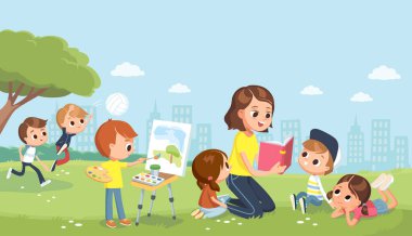 Parkta çocuklu bir bebek bakıcısı. Annem çocuklara kitap okuyor. Suluboya çizen çocuk. Çocuklara kitap okuyan öğretmen.