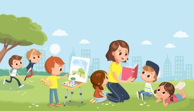 Parkta çocuklu bir bebek bakıcısı. Annem çocuklara kitap okuyor. Suluboya çizen çocuk. Çocuklara kitap okuyan öğretmen.