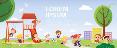 Grup çocukları oyun sahasında oyun oynayıp eğleniyorlar. Yaz aktiviteleri. Çocuklarla dolu okul bahçesi. Çocuklar parkta oynuyor. Yaz kampında oynayan mutlu çocuklar..