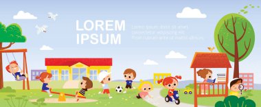 Grup çocukları oyun sahasında oyun oynayıp eğleniyorlar. Yaz aktiviteleri. Çocuklarla dolu okul bahçesi. Çocuklar parkta oynuyor. Yaz kampında oynayan mutlu çocuklar..