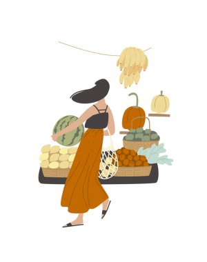 Kadın markette karpuzla alışveriş yapıyor. Sebzeli raflar, meyveli.