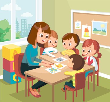 Sevimli çocuklar ilkokulda, anaokulunda yeni kelimeler öğreniyorlar. Öğretmen çocuklara yeni kelimeler öğretiyor..