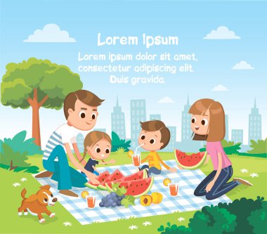 4 kişilik mutlu aile portresi. Piknik yapan 4 kişi. Anne, baba ve 2 çocuk.