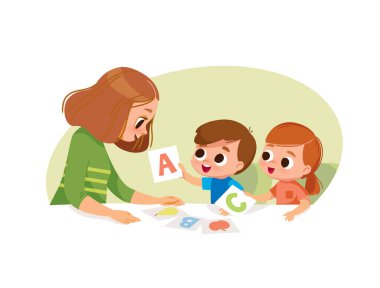 Çocuklar anne öğretmeniyle mektup öğrenen iki çocuk. Hafıza kartlarıyla alfabe öğreniyorum. Erken eğitim.
