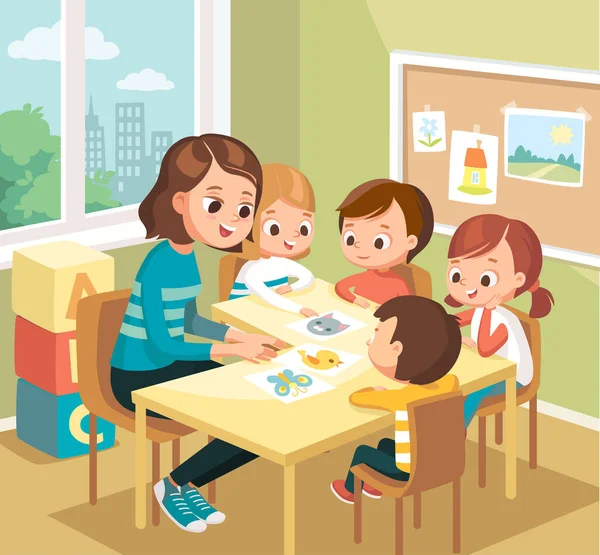 Sevimli çocuklar ilkokulda, anaokulunda yeni kelimeler öğreniyorlar. Öğretmen çocuklara yeni kelimeler öğretiyor. Öğrencilerle dolu bir sanat sınıfı. Öğrenci öğretmeni..