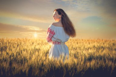 Sahada beyaz elbiseli kadın