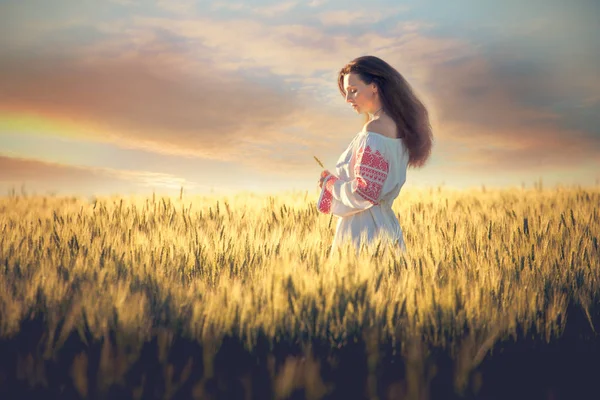 Sahada beyaz elbiseli kadın