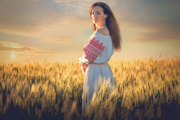 Sahada beyaz elbiseli kadın