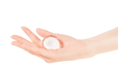 Kırpma yolu olan kristal küreyi elinde tutan kadın.