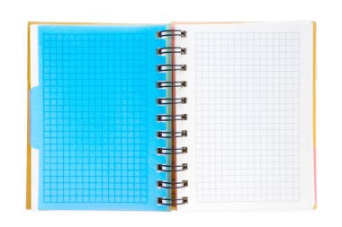 Renkli sekmeli kare bir defter aç. Beyaz üzerine izole edilmiş, kırpma yolu dahil