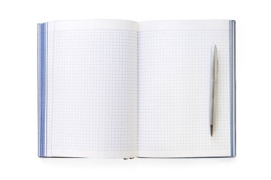 Defteri kalemle aç. Üst görünüm, beyaz üzerine izole edilmiş, kırpma yolu dahil