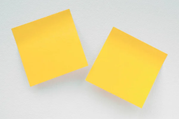 白色帆布上有两张黄色的便条 模板和背景 — 图库照片