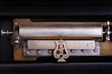 Antika saat mekanizmalı müzik kutusu. 19. yüzyıl sonu, 1890 'lar - 1900' ler. İç görünüm. 