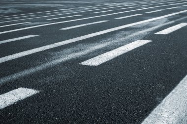 Islak geniş asfalt yol manzaralı çizgiler. Doku ve arkaplan