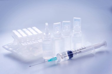 Bir grup plastik ampul ve şırınga. Sağlık, tedavi ve modern tıp bilimi teması, tonlanmış görüntü