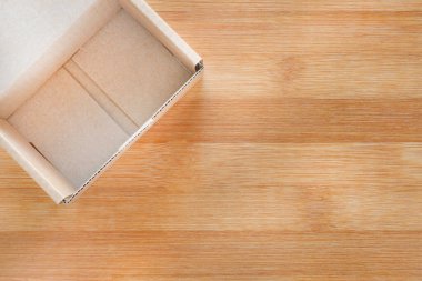 Tahtadaki karton kutuyu aç, tahtadaki boşluğu kopyala. Arkaplan ve şablon