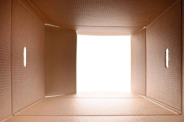 Karton Bir Kutunun Içinden Bak Dışarıdaki Beyaz Işık — Stok fotoğraf