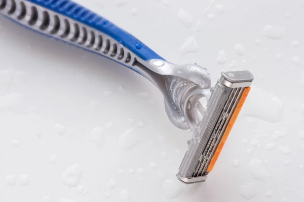 Hoja Afeitar Desechable Cerca Sobre Fondo Húmedo Blanco Con Gotas — Foto de Stock