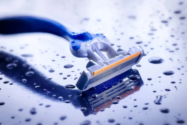 Navaja Desechable Húmeda Sobre Fondo Azul Con Gotas Agua — Foto de Stock