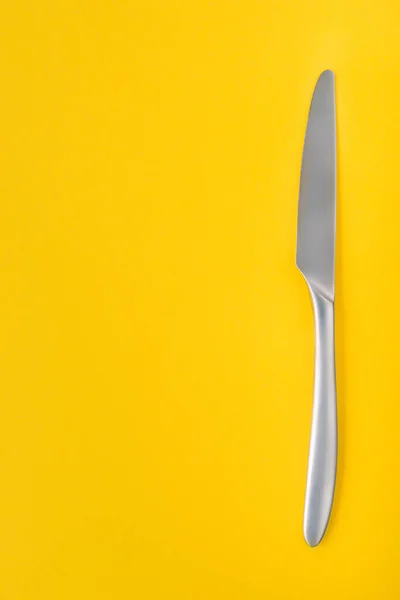 Μαχαίρι Κίτρινο Φόντο Πάνω Όψη Πρότυπο Θέματος Σποραδικών Τροφίμων — Φωτογραφία Αρχείου