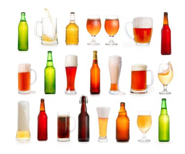 Bira büyük tematik koleksiyonu. Beyaz bardakta farklı bira türleri ve beyaz şişeler.