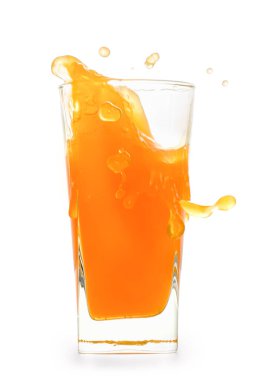 Uçan damlalı bir bardak portakal suyu. Beyaz üzerine izole edilmiş, kırpma yolu dahil