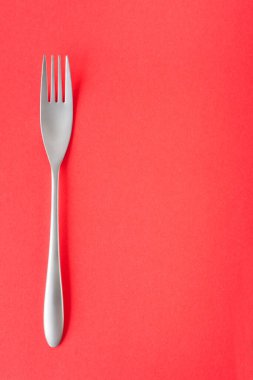 Çatal kırmızı arkaplanda, üst görünümde. Seyrek yiyecek tema şablonu