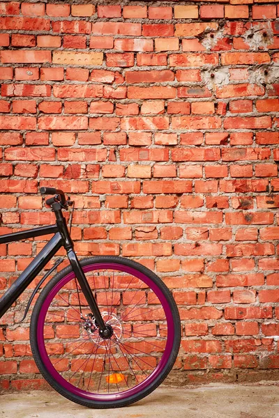 Svart Cykel Mot Röd Tegelvägg Vertikal Sammansättning Med Kopieringsutrymme — Stockfoto