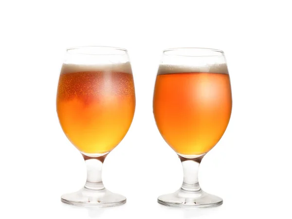 Deux Verres Bière Pleins Isolé Sur Blanc Chemin Coupe Inclus — Photo