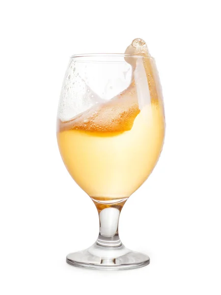 Een Scheutje Licht Bier Glas Geïsoleerd Wit Inclusief Knippad — Stockfoto