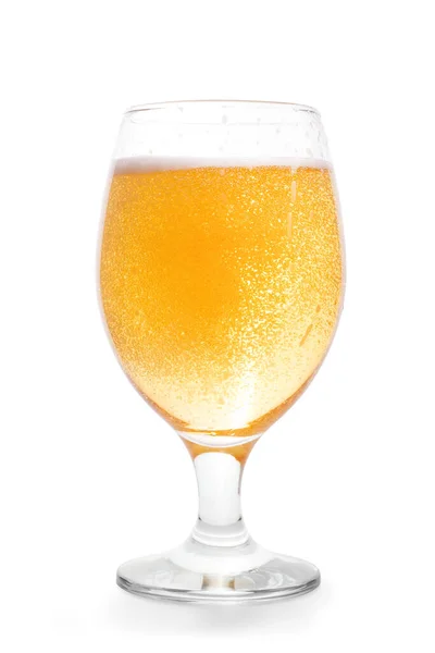 Birra Dorata Con Bollicine Vetro Isolato Bianco Percorso Ritaglio Incluso — Foto Stock