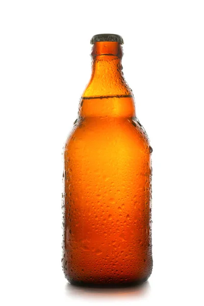 Garrafa Cerveja Marrom Molhada Isolado Branco — Fotografia de Stock