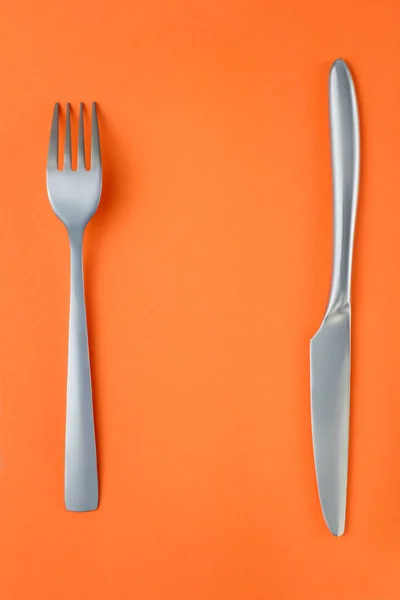 Πιρούνι Και Μαχαίρι Στο Πορτοκάλι Πρότυπο Θέμα Τροφίμων Και Φόντο — Φωτογραφία Αρχείου