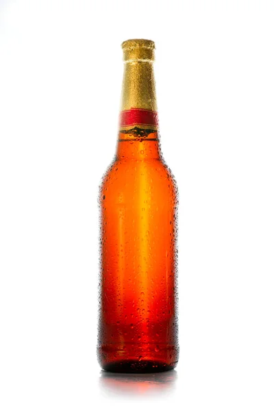Garrafa Cerveja Suada Com Gotas Água Isolado Branco — Fotografia de Stock