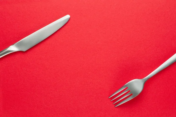Gabel Und Messer Auf Rot Vorlage Und Hintergrund Zum Thema — Stockfoto