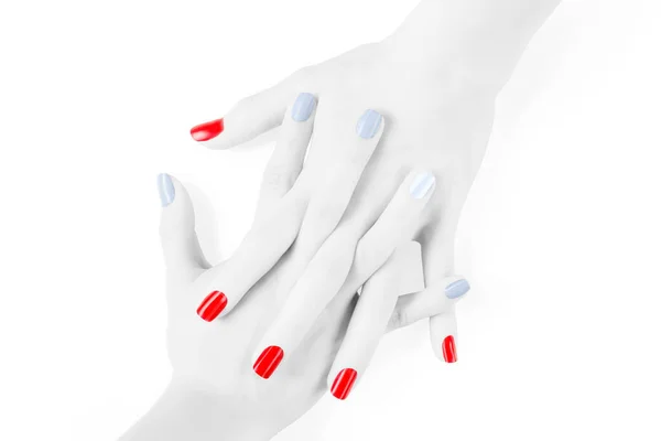黑人和白人妇女用彩色指甲油连接双手 被隔离在白色的快捷方式上 — 图库照片