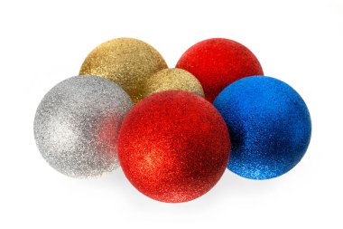 Parlak renkli noel baloları. Beyazda izole edilmiş