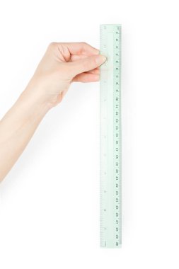 Yeşil cetvelli bir şeyi ölçen bir kadın eli. Beyaz üzerine izole edilmiş, kırpma yolu dahil