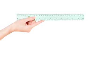 Kadın el ele tutuşan şeffaf yeşil cetvel. Beyaz üzerine izole edilmiş, kırpma yolu dahil