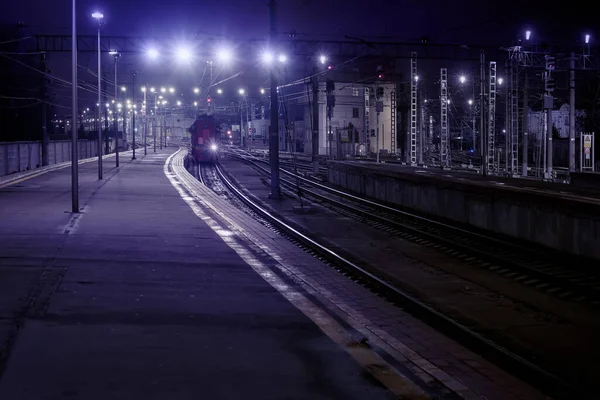 火车站的灯 蓝色调图像 — 图库照片