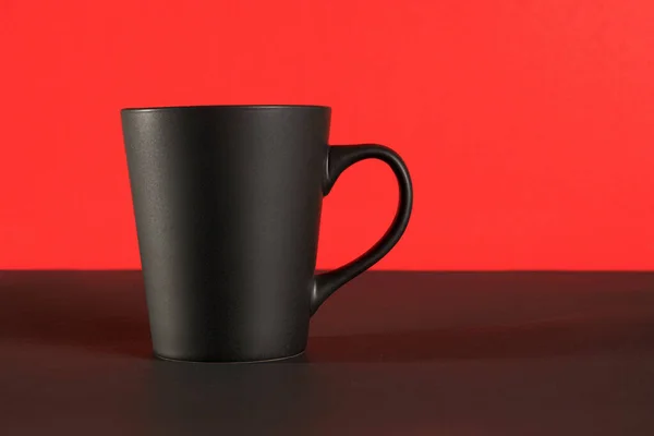Una Tazza Caffè Nero Tavolo Nero Sfondo Rosso Con Spazio — Foto Stock