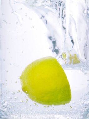 Yeşil kireç, açık mavi suya düşüyor.