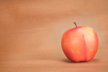 Fotokopi alanı olan el işi kağıt üzerinde kırmızı elma