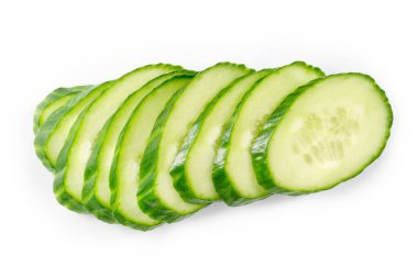 Beyaz üzerine izole edilmiş yeşil salatalık dilimleri