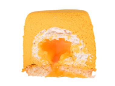 Turuncu sulu kek bölümü ortaya reçel ile kapanıyor. Beyaz kırpma yolunda izole edildi