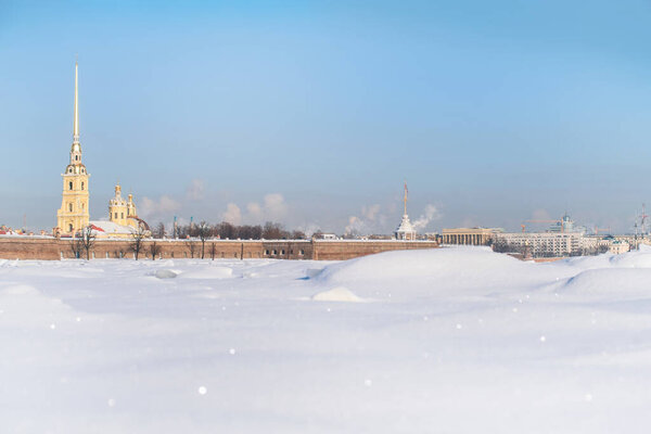 Зимний панорамный вид на Петропавловскую крепость и лед на Неве в солнечный день. Санкт-Петербург, Россия
