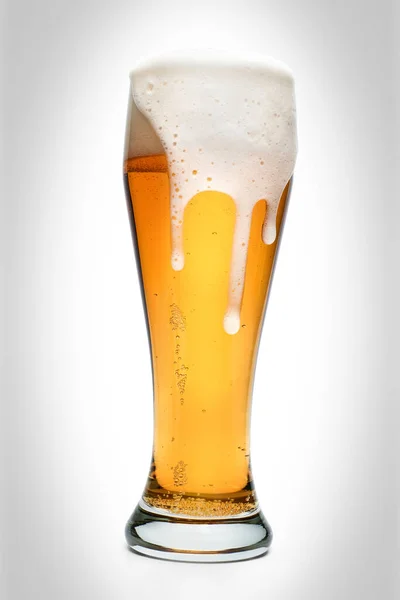 Großes Trinkglas Voll Bernsteinfarbenem Bier Mit Reichlich Verschüttetem Schaum Isoliert — Stockfoto