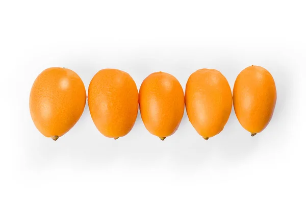 列に小さなオレンジ色のクムカット柑橘類 クリッピングパスに含まれて隔離された — ストック写真