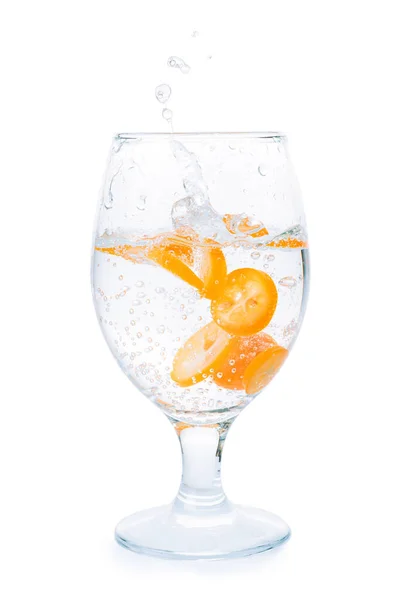 Kleine Sinaasappelschijfjes Citrusvruchten Drinkglas Vol Water Met Spetters Belletjes Geïsoleerd — Stockfoto